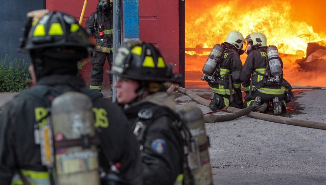 /regionales/region-de-los-lagos/investigan-incendio-en-puerto-montt-que-dejo-a-dos-colegios-con-danos