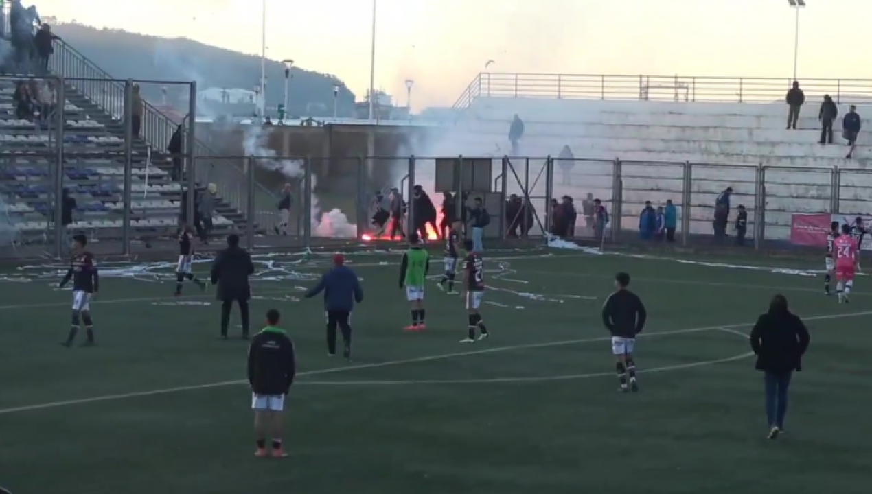 /deportes/futbol-chileno/violencia/apunalados-y-destrozos-en-duelo-entre-naval-y-lota-schwager-anunciaron